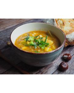 Kürbis-Curry-Suppe mit frischem Koriander und Sesamsaat